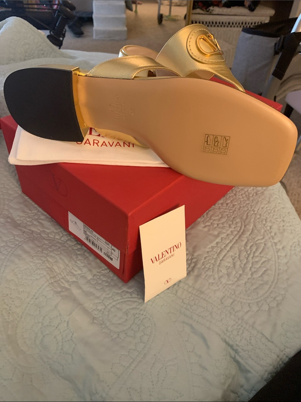 Valentino Garavani Metallic Gold Leather Thong Sandals with V Logo - Picture 3 of 8